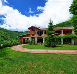 5 Bedroom Villa with Pool near Gubbio in Umbria, Sleeps 10